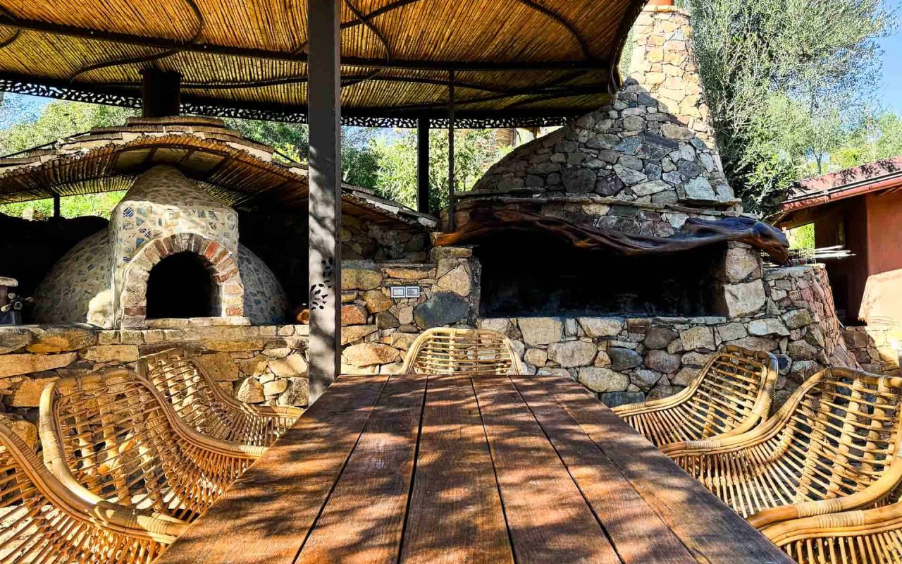 Bioloco | Tavolo da pranzo accanto al barbecue in muratura