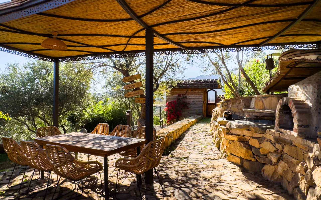Bioloco | Terrazza coperta con ampio tavolo da pranzo