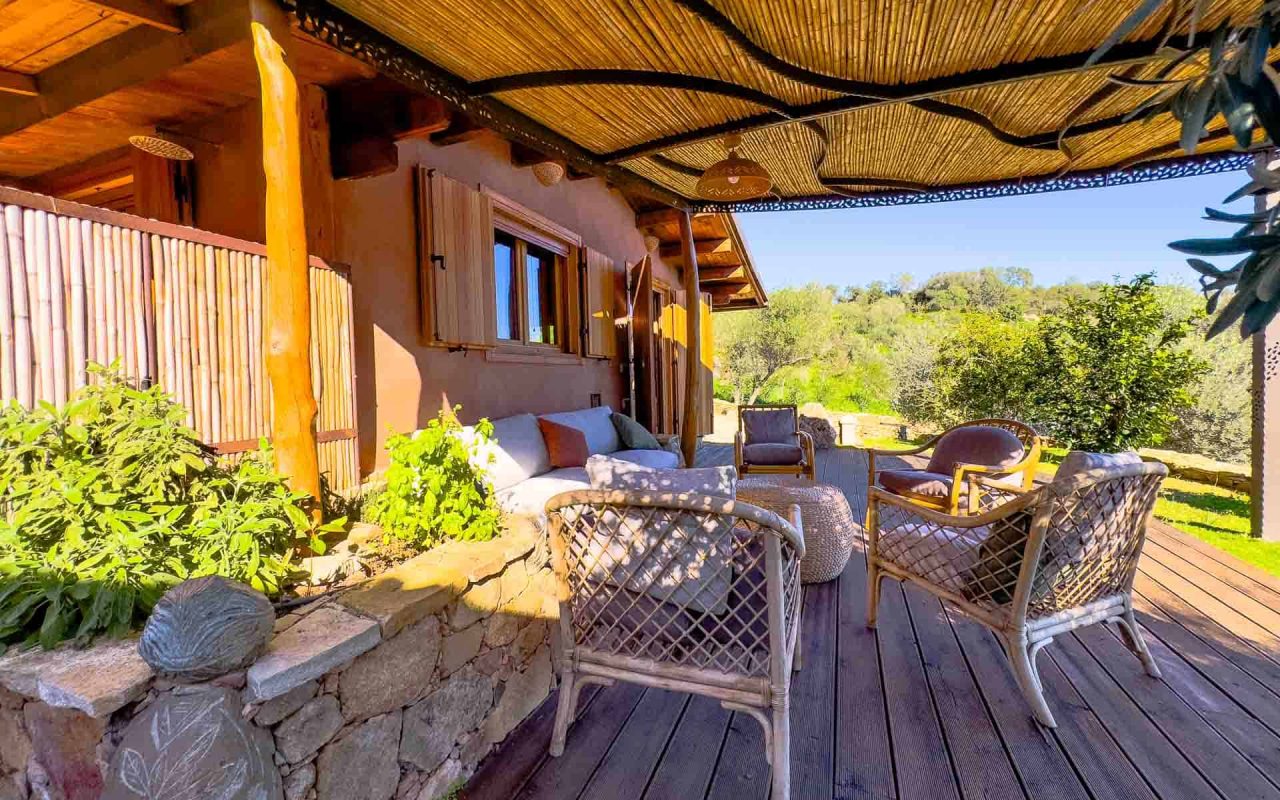 Bioloco | Zona lounge davanti a casa e vista panoramica nella natura