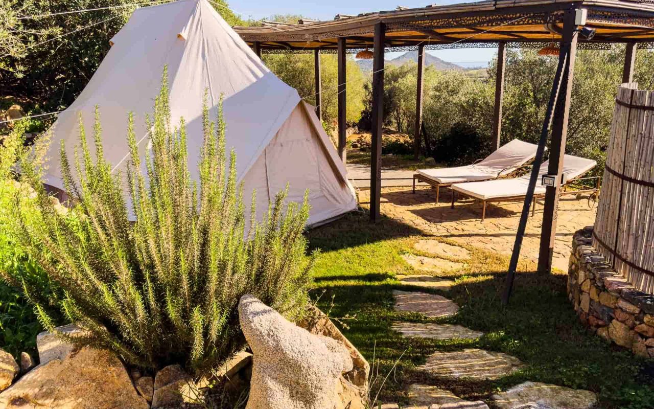 Bioloco | Tenda 2 - zona relax davanti alla tenda glamping