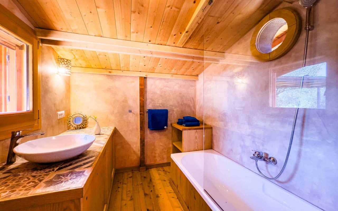 Bioloco | Bagno con vasca della casa principale