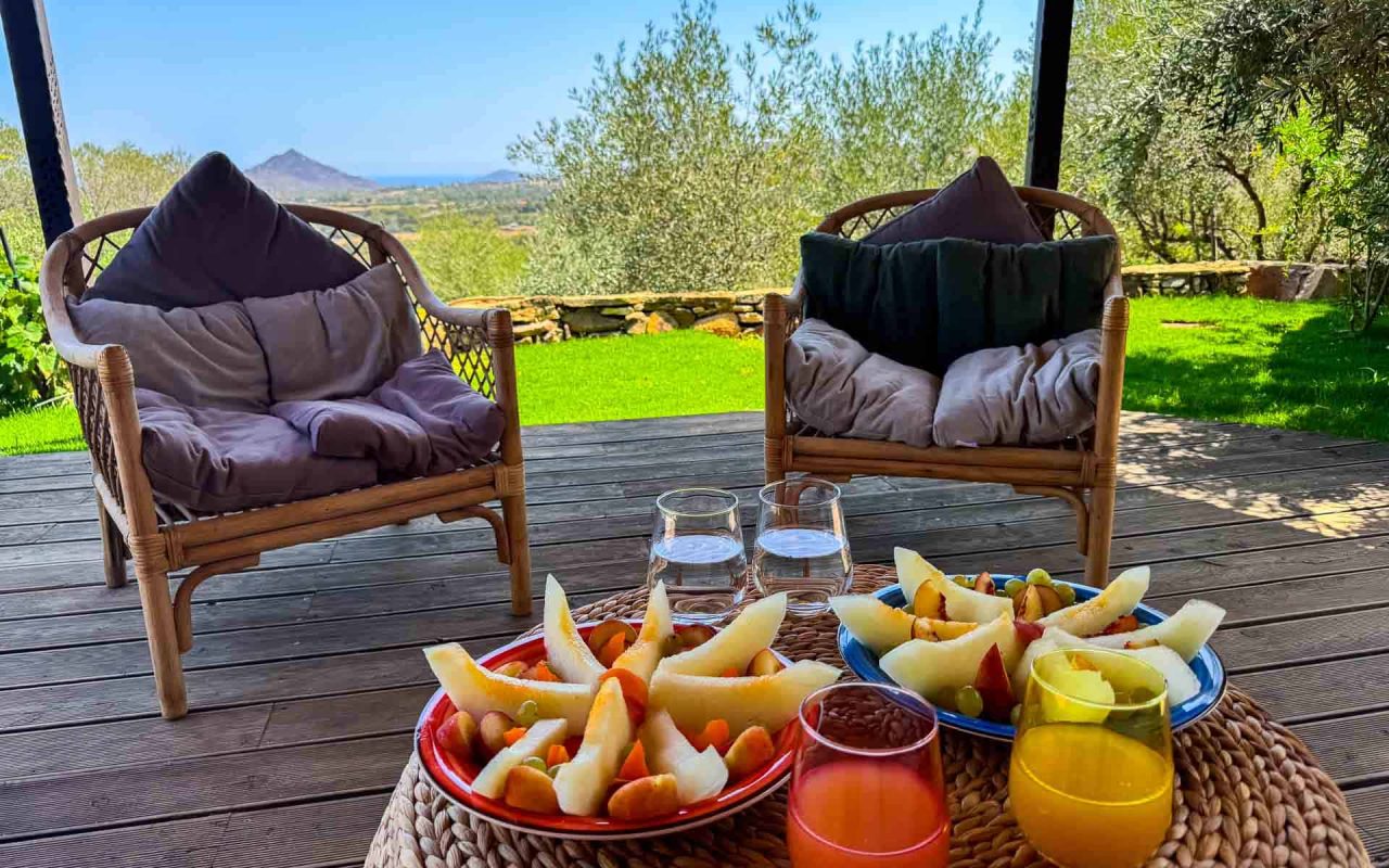 Bioloco | Colazione in terrazza con vista nel verde fino al mare